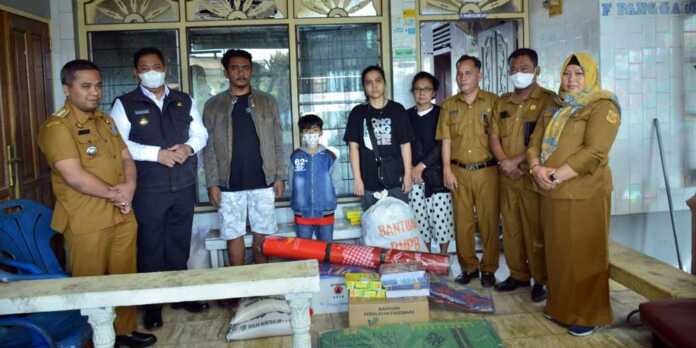 Bupati-Dairi-Serahkan-Bantuan-Korban-Kebakaran