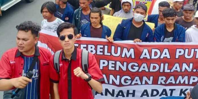 Warga-Desa-Pertibi-Lama-Demo