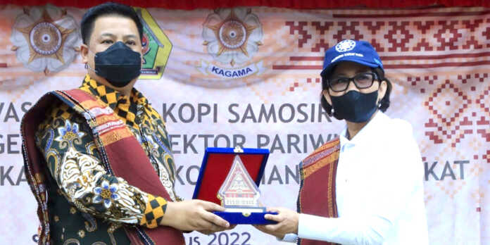 Bupati-Samosir-Tandatangani-Nota-Kesepahaman-Dengan-UGM