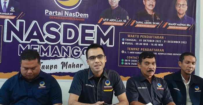 BUKA PENDAFTARAN: Ketua DPD Partai NasDem Medan Afif Abdillah memberikan keterangan terkait pendaftaran bacaleg NasDem Medan.