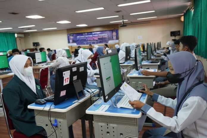 Calon peserta saat mendaftar mengikuti selesi Madrasah Aliya Unggulan