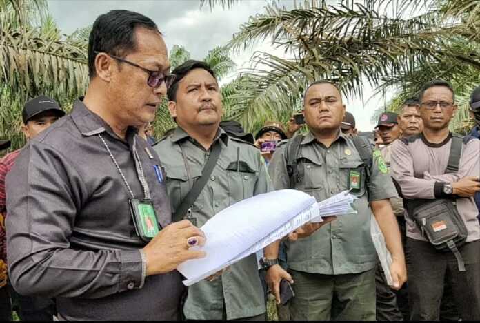 Pihak PN Rap saat membacakan penetapan konstatering di badan jalan areal PT HSJ dan tidak berada di areal sengketa