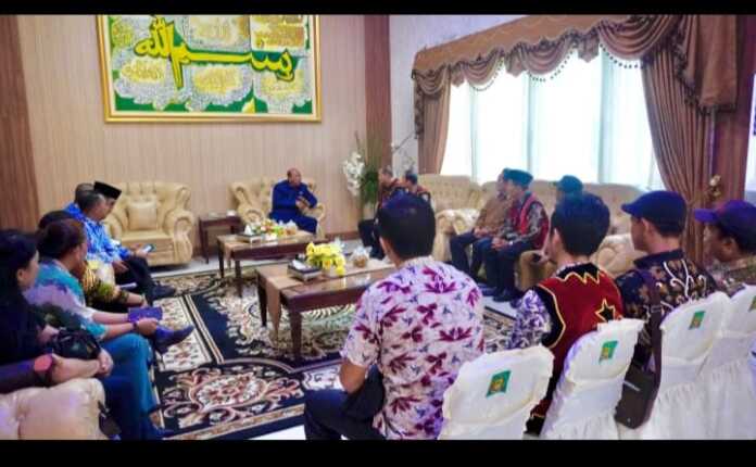 Plt Bupati Langkat H. Syah Afandin, SH saat Masyarakat Nias Indonesia ( HIMNI) Kabupaten Langkat, di Rumah Dinas Bupati Langkat, Senin (22 /52023).