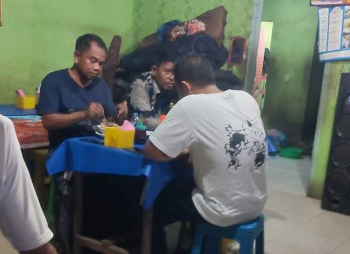 MAKAN BAKSO: Bupati Sergai Darma Wijaya didampingi Wakil Bupati Adlin Tambunan, saat makan bakso Mas Joko - Istimewa.