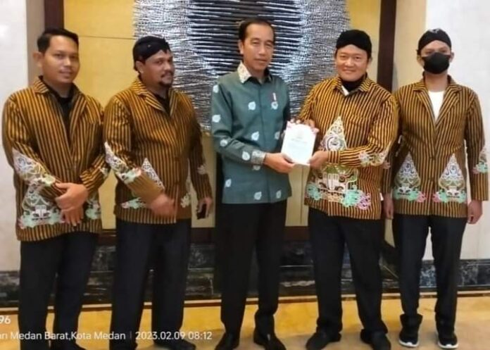PLAKAT: Ketua Umum Pujakesuma Eko Sopianto SE menyerahkan plakat kepada Presiden Jokowidodo pada satu acara di Istana Negara, Jakarta, baru-baru ini.
