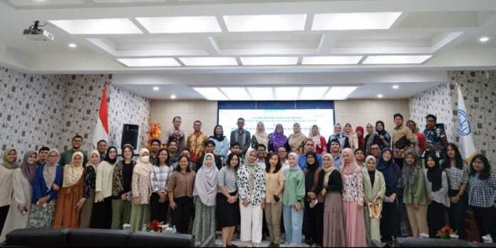 PESERTA : Para narasumber dan peserta Seminar Nasional ‘’Melawan Hoax di Tahun Politik 2024’’ yang digelar ISKI Sumut di Aula FISIP USU, Kamis (24/8) foto bersama. (ist)