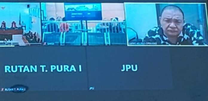 SIDANG: Terdakwa kepemilikan satwa dilindungi, Terbit Rencana PA alias Cana (kanan) saat mengikuti jalannya sidang secara daring.Istimewa/Sumut Pos.