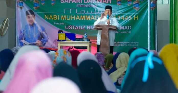MAULID: Pj Wali Kota Tebingtinggi Syarmadani, Ustad Riza Muhammad dan Wakil Ketua DPRD Tebingtinggi Muhammad Azwar mengikuti kegiatan Maulid Nabi Muhammad Masjid Ikhlasun Hasanah Jlmalan Ikhlas Lingkungan IV Kelurahan Deblod Sundoro, Rabu (27/9/2023).