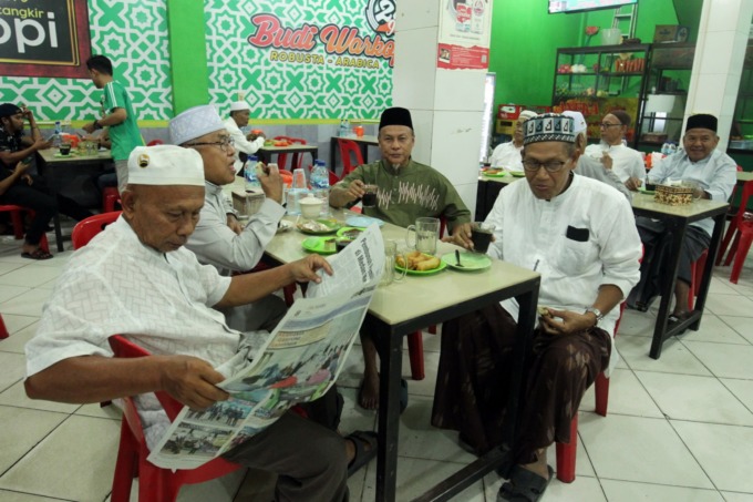 Sejumlah-warga-Banda-Aceh-ngopi-selepas-subuh-di-Budi-Warkop-277