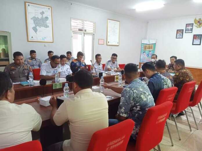 RAKOR: Kadis Perhubungan Kota Tebingtinggi M Guntur Harahap ketika memimpin rakor bersamaan pihak terkait PT KAI, Polres, Satpol PP dan Dinas PUPR Sumut dalam menekan jumlah kejadian lakalantas dengan Kereta Api.