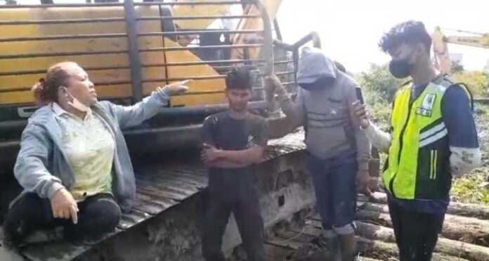 HENTIKAN: Tak terima lahannya digali diduga untuk membuat pondasi tembok pagar milik PT. SUU (Supra Utama Uniland), puluhan warga Lorong Sawita Lingkungan XIV Kelurahan Bagan Deli, Kecamatan Medan Belawan dengan menggunakan sampan turun ke lokasi proyek dan melakukan penghadangan kegiatan dua buah alat berat berupa beko. Rabu (11/10/2023).