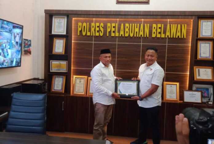 PENGHARGAAN: Organisasi Suku Melayu yang tergabung dalam Anak Melayu Bersatu (AMBe) memberikan piagam penghargaan Kepada Kapolres dan Kasat Narkoba Polres Pelabuhan Belawan, Senin (11/12/2023).