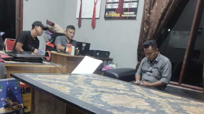 LAPORAN: Korban saat membuat laporan dugaan perusakan truk dan dugaan pemerasan atau pungli ke Polres Langkat.Istimewa/Sumut Pos.