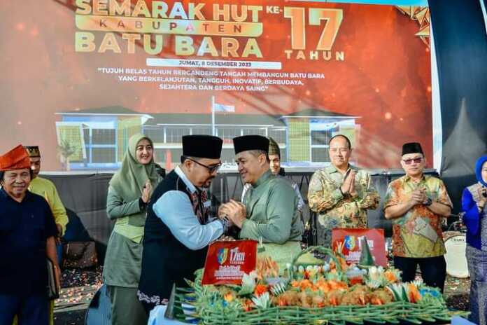 NASI TUMPENG: Bupati Batubara H Zahir memberikan nasi tumpeng kepada Wakil Bupati Batubara H Oky Iqbal Frima, didepan H Bahar Siagian, Ketua DPRD Batubara M Safi'i SH, Dandim 0208/Asahan Letkol Inf. Muhammad Bassarewan, Wakapolres Batubara Kompol Imam Alriyuddin, dan Forkopimda lainnya/Liberti H Haloho.