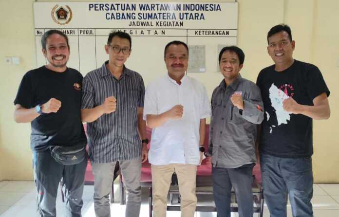 Ketua PFI Medan Risky Cahyadi didampingi Sekretaris Zulfan Dalimunthe, Koordinator PFI Wilayah Barat Hendra Broetal dan Dewan Etik Andi Rambe bersama Ketua PWI Sumut H. Farianda Putra Sinik saat menyambangi kantor PWI Sumut di Jalan Adi Negoro Medan, Jumat (15/12).