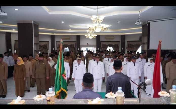 KUKUHKAN: Sekdakab Langkat H Amril, melakukan pengukuhan, pengangkatan dan mengambil sumpah ASN untuk Jabatan Administrator (Eselon lll), Jabatan Pengawas (Eselon lV ), Jabatan Kepala UPT Puskesmas dan Jabatan Fungsional, di Ruang Pola Kantor Bupati Langkat, Rabu (20/12/2023).