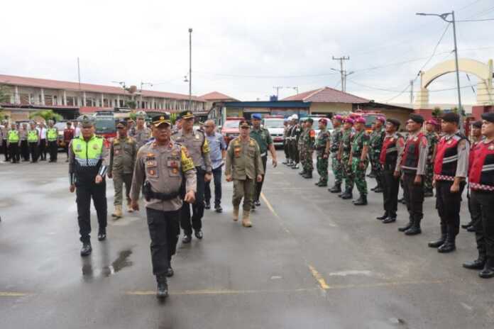 PIMPIN: Polres Pelabuhan Belawan menggelar Apel Gelar Pasukan Operasi Lilin Toba 2023 sebagai langkah antisipasi dalam menghadapi kepadatan penumpang moda transportasi umum selama libur Natal dan Tahun Baru. Kegiatan ini dilaksanakan di Lapangan Apel Polres Pelabuhan Belawan dan dipimpin oleh Wakapolres, Kompol Aris Fianto, Kamis (21/12/2023).