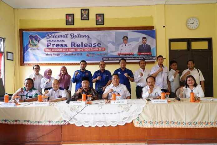 UMUMKAN: Pj Wali Kota Tebingtinggi Syarmadani didampingi Kadis Ketenagakerjaan dan Perindustrian Iboy Hutapea mengumumkan kenaikan UMK Kota Tebingtinggi.