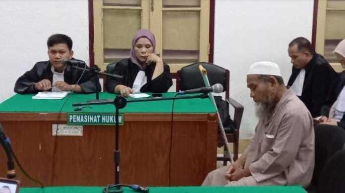 SIDANG: Terdakwa Risman Harahap saat menjalani sidang di PN Medan. (Ist)