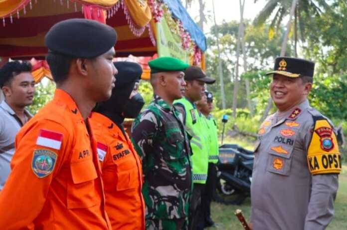 PANTAU: Kapolda Sumut, Irjen Pol Agung Setya Imam Effendi saat cek pos pengamanan Nataru, Kamis (28/12/2023).