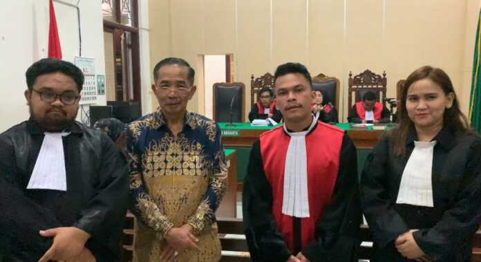 Hakim PT DKI Jakarta, Prof Dr Binsar Gultom (baju batik) menggelar peradilan semu mahasiswa Pascasarjana USU, di PN Medan, Jumat (31/5) malam.