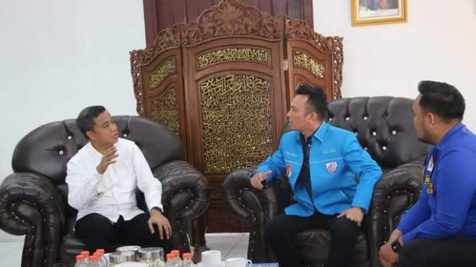 TERIMA: Pj Wali Kota Tebingtinggi Moettaquen Hasrimi menerima kunjungan pengurus KPNI Kota Tebingtinggi Yusuf Liandar Ginting di rumah Dinas Wali Kota.(SOPIAN/SUMUT POS)