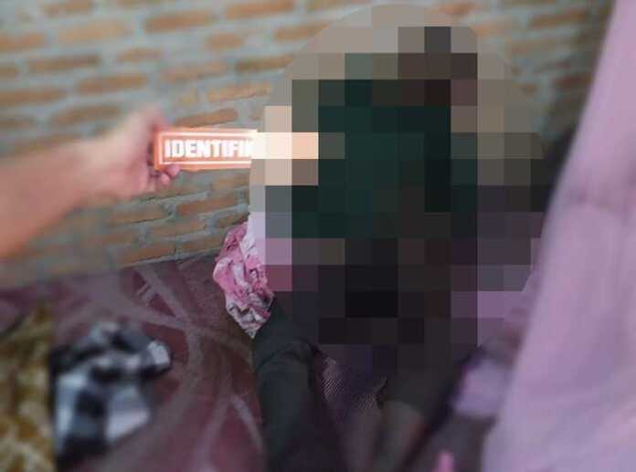 Korban Th (49) ditemukan meninggal dunia di kamar rumahnya. (Fadly/Sumut Pos)