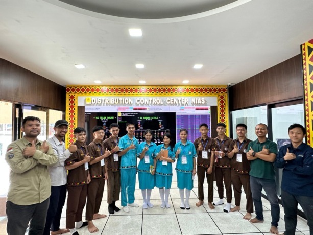 Foto bersama siswa SMKS BNKP Gunungsitoli di Distribution Control Center (DCC) PLN UP3 Nias (4/7).