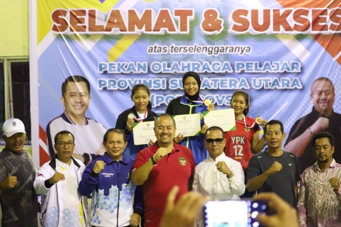 BERSAMA: Kadispora Sumut H Baharuddin Siagian didampingi Kadispora Medan Dammikrot dan lainnya bersama peraih medali cabang bola voli pada penutupan Popprovsu 2024. (Dispora Sumut)