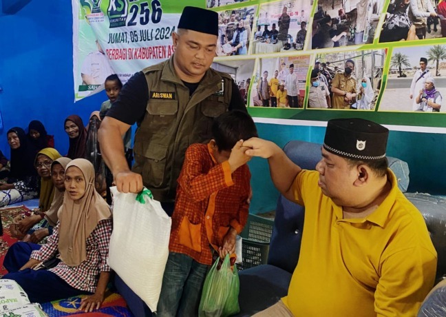 SEDEKAH: Ketua Umum KSJ Saharudin menyerahkan paket sedekah di Asahan.(ISTIMEWA)