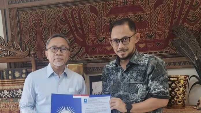 Ketum DPP PAN, Zulkifli Hasan (kiri) memberikan SK dukungan model B Persetujuan Parpol KWK kepada dr Donal Anjar Simanjuntak. (Ist/Sumut Pos
