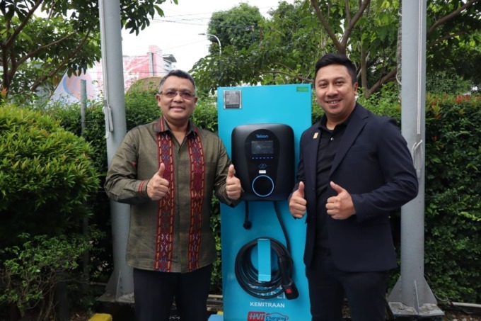 Manager UP3 Medan, Gebyar Pandito (kanan) bersama General Manager Hotel Grand Mercure Medan, Rachmat Suwandi (kiri) berfoto bersama usai melakukan pemasangan Barcode pertanda SPKLU telah terdaftar pada aplikasi PLN Mobile