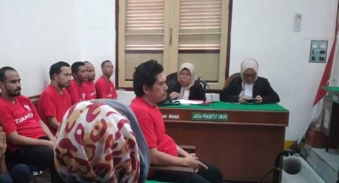 SIDANG: Deni Saputra terdakwa pemilik 10 kg sabu, menjalani sidang putusan di PN Medan, Jumat (6/12). AGUSMAN/SUMUT POS