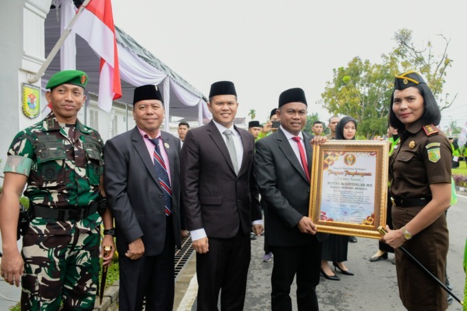 PENGHARGAAN: Bupati Sergai Darma Wijaya berikan. Pegang penghargaan kepada Kejari Sergai Rufina Ginting SH MH di Acara HUT Sergai ke 21 di Komplek Kantor Bupati di Sei Rampah. ( FADLY/SUMUTPOS)