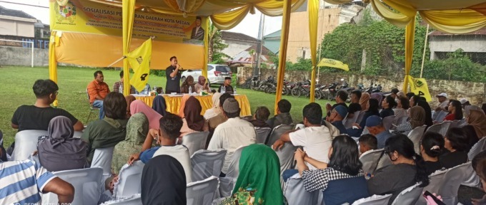 ANTUSIAS: Warga sangat antusias menghadiri sosialisasi perda tentang sampah yang digelar Ketua Komisi I, Fraksi Golkar, DPRD Kota Medan, Reza Pahlevi Lubis, S. Kom di di Jalan Rejeki No.10, Lapangan Mini FC Batak United, Kelurahan Sei Sikambing D, Kecamatan Medan Petisah, Minggu(19/1/25). FOTO: JULAIKA/SUMUT POS