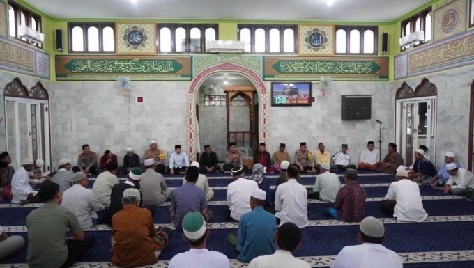 SAFARI JUMAT: Kapolres Langkat, AKBP David Triyo Prasojo, S.H., S.I.K., M.Si., menggelar Safari Jumat dan Jumat Curhat di Masjid Amanah, Kelurahan Beras Basah, Kecamatan Pangkalan Susu, Jumat (24/1/2025). ISTIMEWA/SUMUT POS