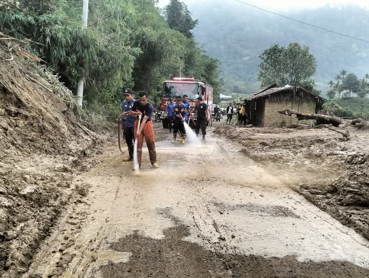 Istimewa/Sumut Pos PEMBERSIHAN: BPBD melakukan pembersihan sisa longsor di akses wisata, Jalan Lintas Langkat-Karo.