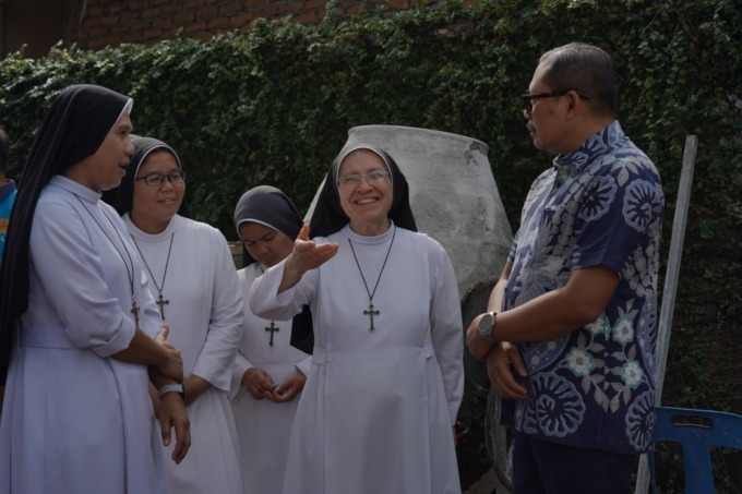 General Manager PLN UID Sumatera Utara, Agus Kuswardoyo (Kanan) saat melakukan perbincangan dengan Pimpinan Suster SOSFS, Sr. Carmela Mazzone, (dua dari Kanan)(7/1)