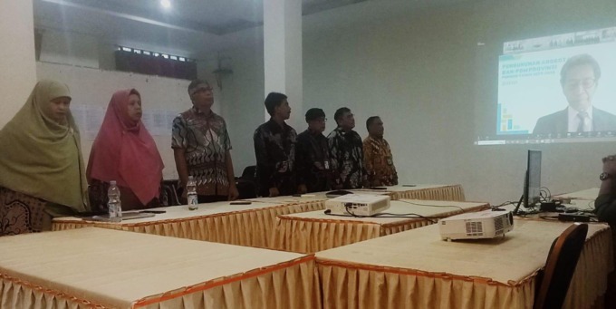 PENGUKUHAN: Ketua BAN-PDM Totok Suprayitno (kanan) mengukuhkan anggota BAN PDM Sumut dan provinsi lainnya.(DEDDI MULIA PURBA/SUMUT POS)