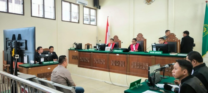 DIADILI: Terdakwa Elvius Sembiring yang masih Kades Kwala Musam Kecamatan Batangserangan diadili di PN Stabat.(Akbari/Sumut Pos)