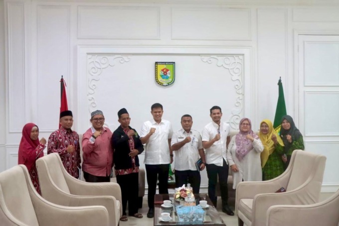 BERSAMA: Wabup Sergai Adlin Tambunan bersama perwakilan IGRA Sergai. ( FADLY/SUMUT POS )