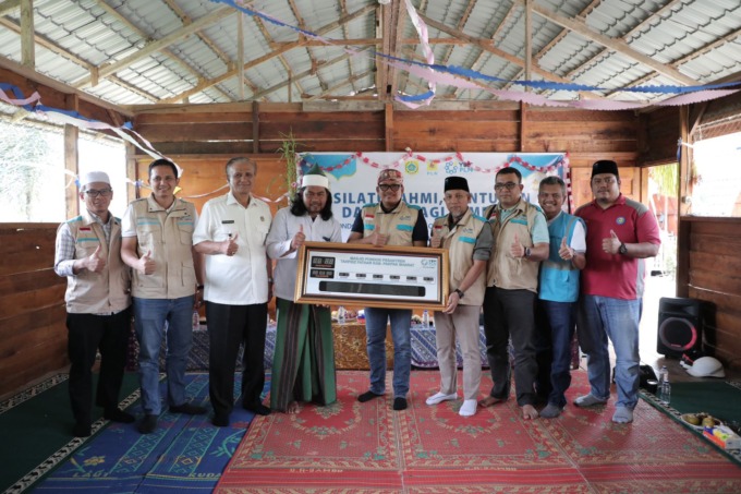 Penyerahan Bantuan Bantuan jam digital yang disampaikan oleh General Manager PLN UID Sumatera Utara, Agus Kuswardoyo (5 dari kanan) yang diterima langsung oleh Pimpinan Ponpes Tahfidz Baital Makmur, Burhanuddin Boananalu (4 dari Kiri) (8/1).