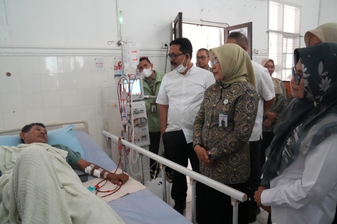 TINJAU: Direktur Jaminan Pelayanan Kesehatan BPJS Kesehatan dr Lily Kresnowati Mkes mengunjungi peserta BPJS Kesehatan yang sedang dirawat inap di RSUD dr Djasamen Saragih, Jalan Sutomo, Pematangsiantar, Rabu (8/1). Kunjungan ini didampingi Wali Kota Pematangsiantar dr Susanti Dewayani SpA, Dirut RSUD dr Djasamen Saragih Aulia Sukri Sambas, Kadinkes Drg Irma Suryani MKM dan Kepala Cabang BPJS Kesehatan Pematangsiantar Kiki Christmar Marbun.