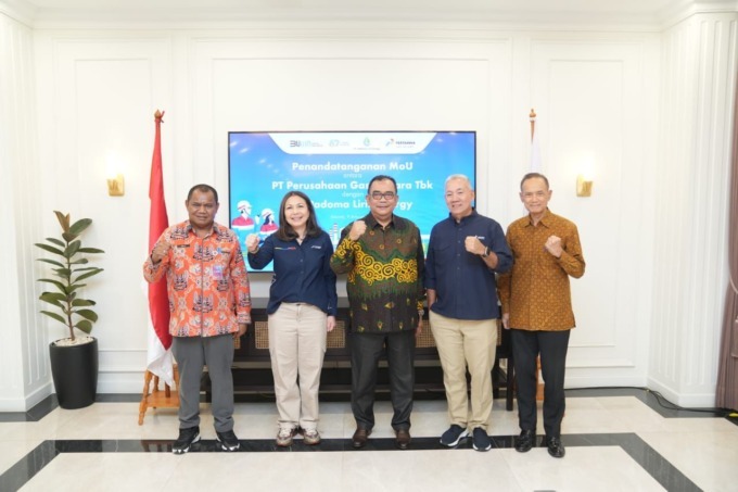 TANDA TANGAN: Direktur Komersial PGN Ratih Esti Prihatini dan Direktur Utama PLE T. Heriwansyah saat Penandatanganan MoU Pemanfaatan Alokasi LNG dari Tangguh, Kamis, (9/1/2025).