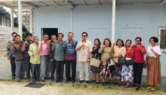 DIABADIKAN. Kepala Bagian Pengembangan Sumber Daya Manusia PT DPM, Hendra Kurniawan (7kanan) bersama orangtua 7 mahasiswa penerima beasiswa dari PT DPM diabadikan usai menyaksikan proses wisuda secara daring di Kantor PT DPM jalan Runding, Sidikalang, Jumat (10/1).RUDY SITANGGANG/SUMUT POS.