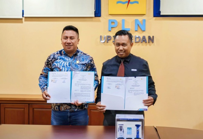 Hotel Manager Harper Wahid Hasyim Medan Edi Suprayetno dan Manager PLN UP3 Medan, Gebyar Pandito saat penandatangan kerjasama di kantor PT PLN (Persero) UID Sumatera Utara UP3 Medan, Kamis (9/1/2025).