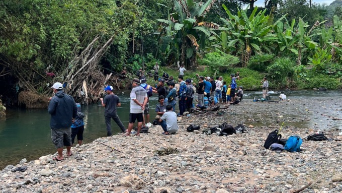 RAMAI: Para pemancing memadati Lubuk Larangan Desa Hapesong Lama yang dibuka, Minggu (12/1/2025). (Dok PTAR)