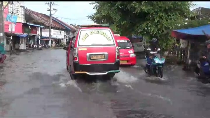 BANJIR: Akibat Kota Medan di guyur hujan deras dan kedatangan pasang rob di Medan Utara, dalam satu malam kawasan Medan Utara direndam banjir, Rabu (15/1/2025). IKHSAN/SUMUT POS