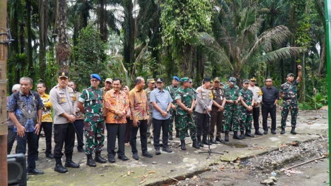 TINJAU: Pangdam I/BB Mayjen TNI Rio Firdianto bersama forkopimda Langkat meninjau lokasi barak yang dijadikan tempat peredaran narkoba dan judi usai dirobohkan. SYAHRUL/SUMUTPOS