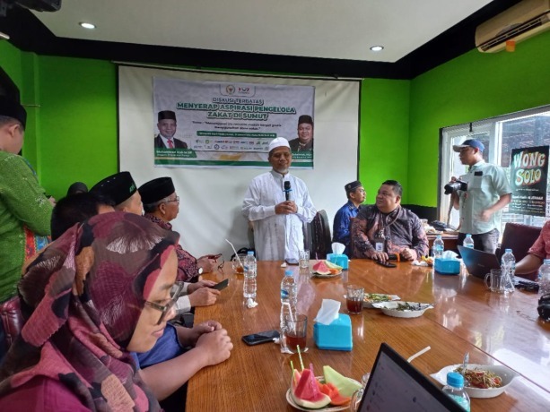 Anggota DPD RI asal Sumut KH Muhammad Nuh saat berdiskusi dengan para pengelola zakat yang tergabung dalam Forum Zakat (FOZ) Sumut di Medan, Jumat (17/1).